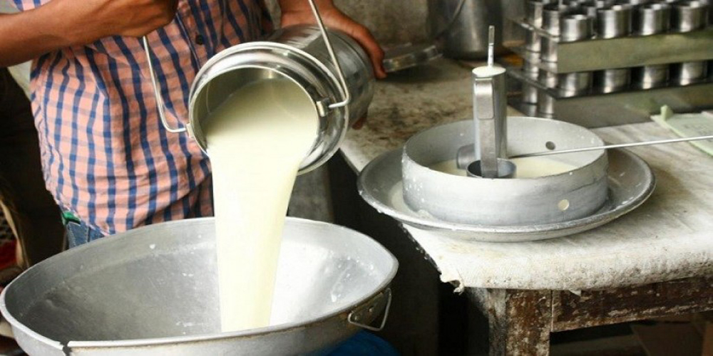 दूधको मूल्य घट्दा किसान निराश